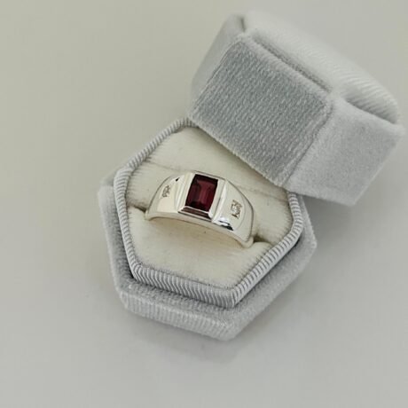 Men’s Sterling Silver Ring with Garnet.